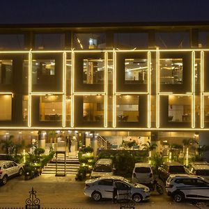 Hotel Park Tree Near Delhi Airport With Free Airport Tranport